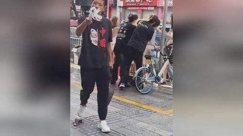 吃瓜被雨伞警告视频,吃瓜群众遭遇意外“洗礼”