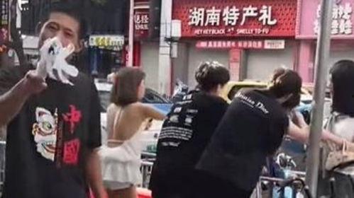 吃瓜被雨伞警告视频,吃瓜群众遭遇意外“洗礼”