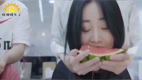 蓝色战衣小姐姐吃瓜视频,揭秘娱乐圈幕后风云