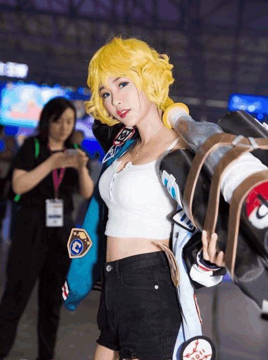 蓝色战衣小姐姐吃瓜视频,揭秘娱乐圈幕后风云