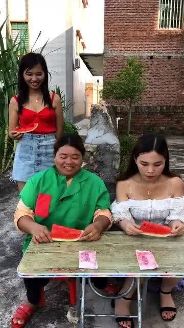 爆笑吃瓜大赛视频大全,笑到肚子疼！