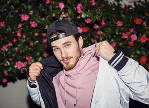 吃瓜博主两个男的视频在线观看,两位男主角的激情视频幕后故事