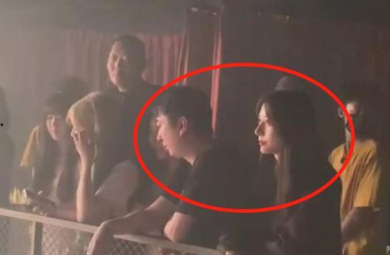 景区吃瓜女子网红视频,揭秘网红背后的故事