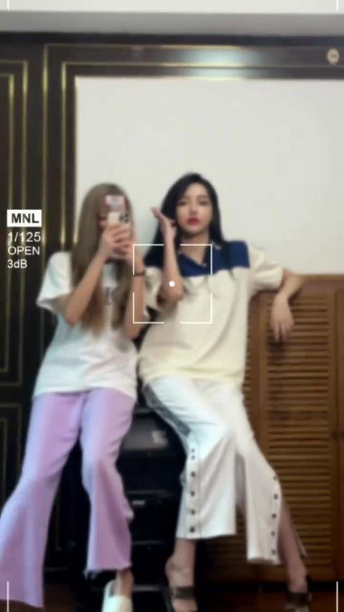 千玺抱腿吃瓜视频大全,萌态十足，网友直呼可爱到爆