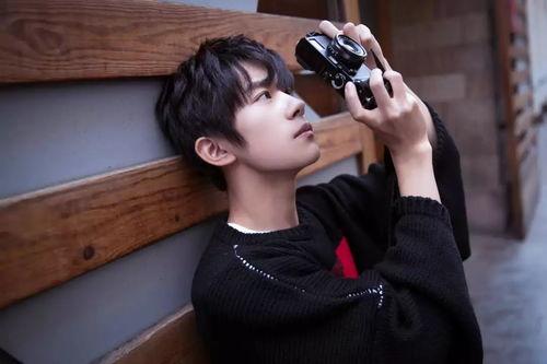 千玺抱腿吃瓜视频大全,萌态十足，网友直呼可爱到爆