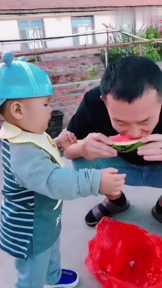 为吃瓜打哭孩子的视频大全,网友热议家庭教育问题