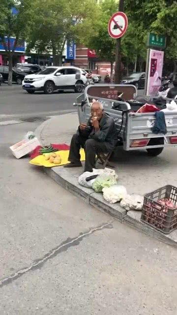 老爷爷车祸吃瓜视频大全,这瓜太硬核了！
