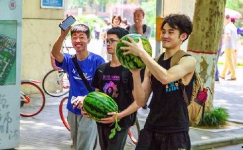 有吃瓜视频的大学,大学生吃瓜视频引发热议