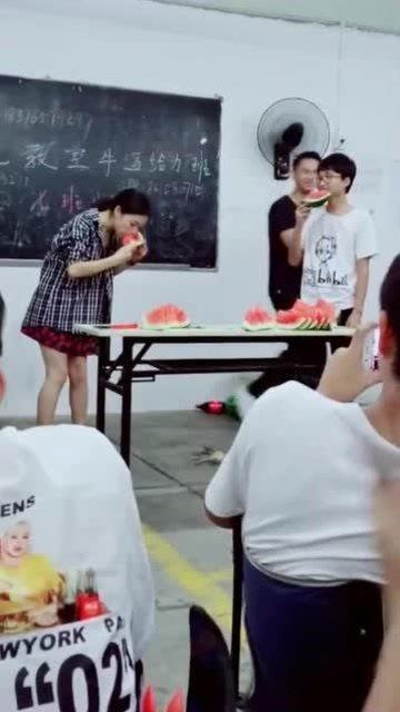 大学女老师吃瓜事件视频