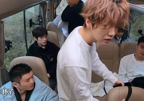 新郎在旁边吃瓜视频